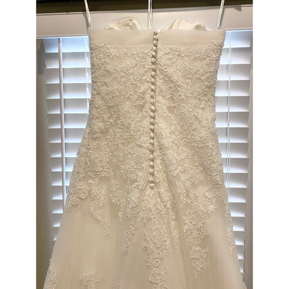 Pronovias Dango Wedding Dress - worn once and immediately cleaned - Picture 3 of 10